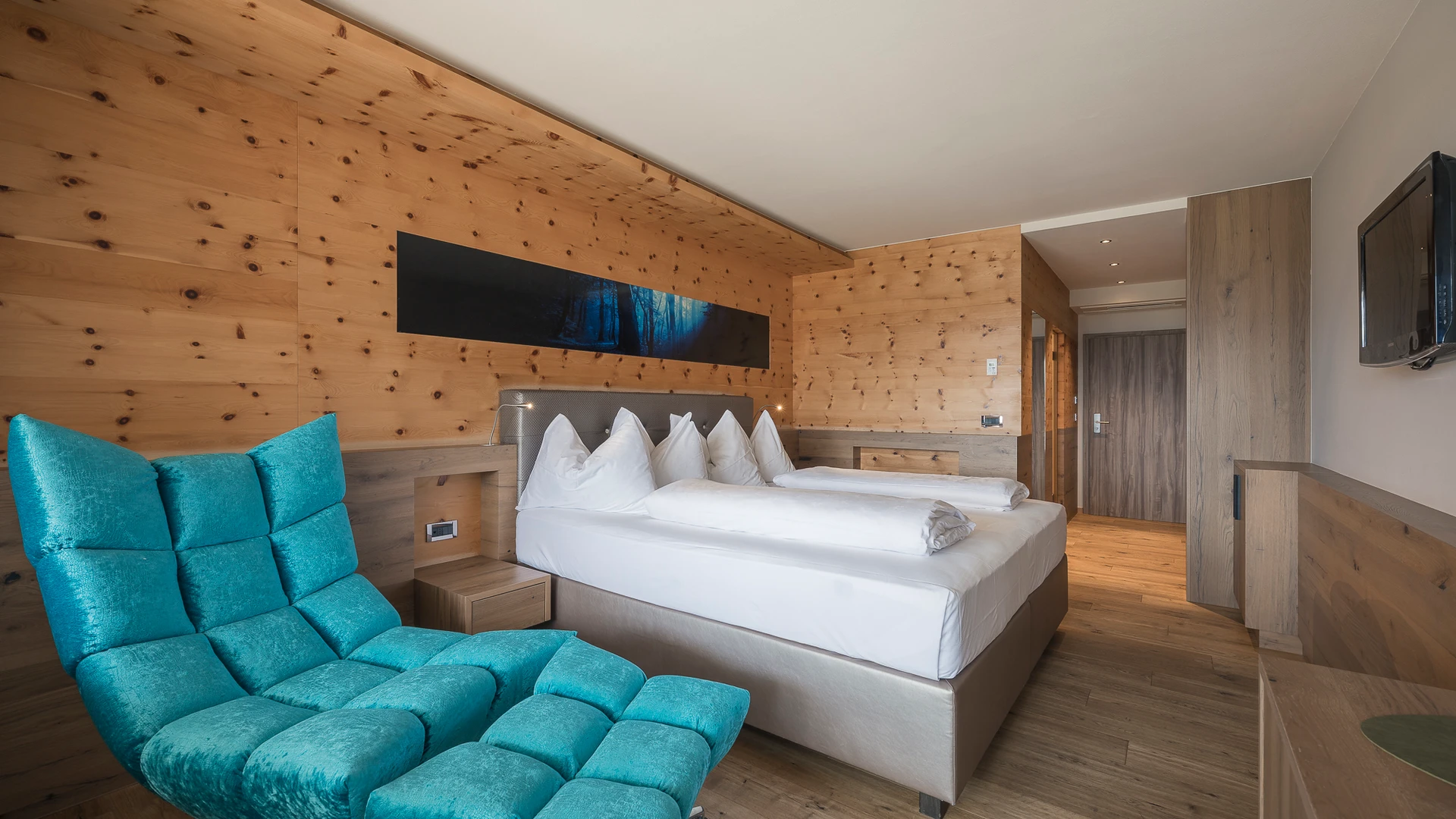 Alpines Zimmer mit Zirbelholzverkleidung und Bergblick in Dorf Tirol